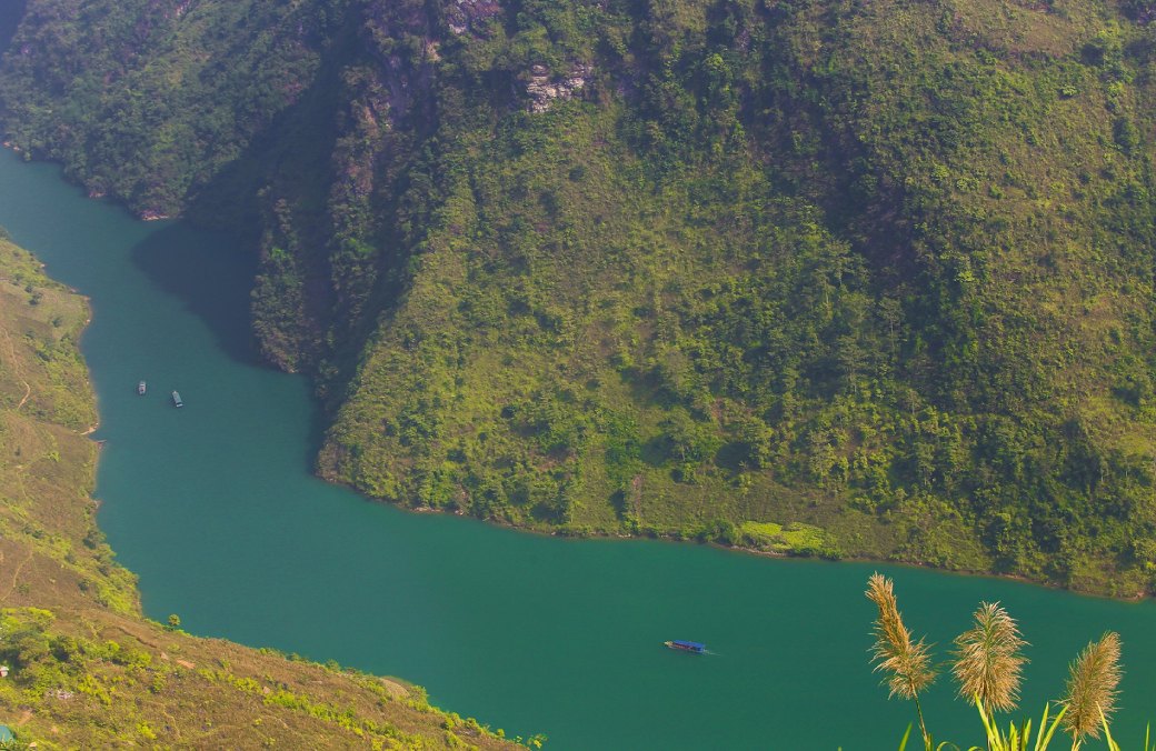 boat tour on nho que river